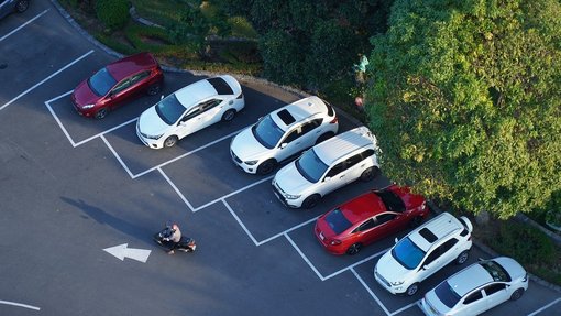 Foto zeigt einen Parkplatz mit geparkten Autos