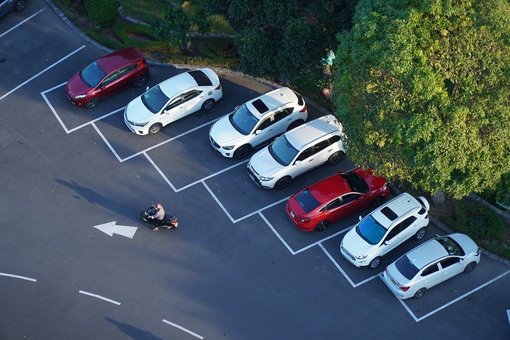 Foto zeigt einen Parkplatz mit geparkten Autos