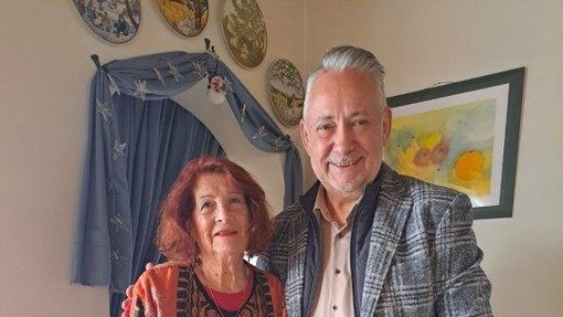 85er Brück Besuch des Bürgermeisters bei der Jubilarin zu Hause und Übergabe eines Geschenks