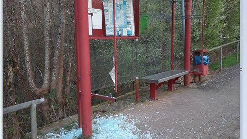 Bushaltestelle mit zerstörter Glasscheibe
