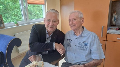 Foto: Stadt Friedrichsthal Bürgermeister mit 90 jährigen Jubilar am Kaffeetisch