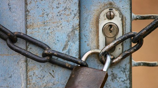 Rathaus geschlossen Eisentor mit Vorhängeschloss