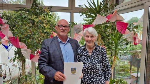 90. Geburtstag Schommer Beigeordneter Peter Bickelmann mit Agnes Schommer