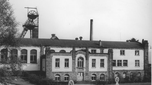 Schwarz-weiß Foto der ehemaligen Hauptrettungsstelle der RAG - Ostschacht