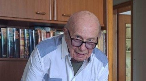 Älteres Ehepaar im Sessel im Wohnzimmer