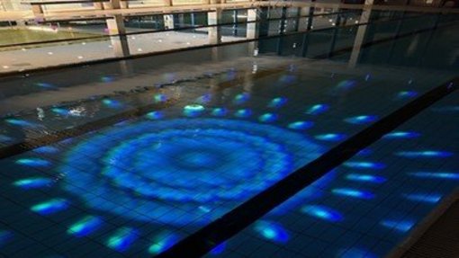 Mondschein_Schwimmen Schwimmbecken das im dunkeln beleuchtet ist