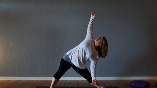 Training zu Hause Frau macht zu Hause Dehnübungen