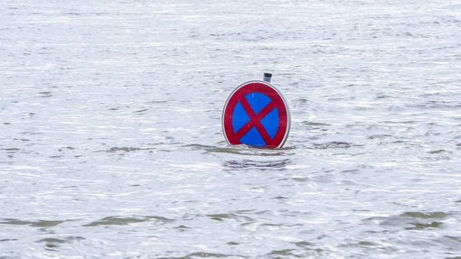 Foto zeigt Wasser und ein Verkehrsschild