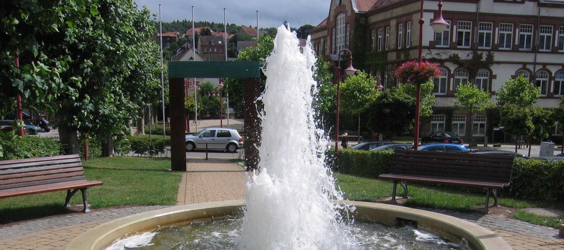 Springbrunnen und im Hintergrund das Rathaus