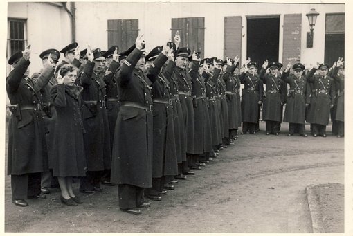 schwarz/weiß Bild einer Vereidigung um 1947/48. Hier wurde auch eine Kriminalassistentin für das Sittenkommissariat vereidigt