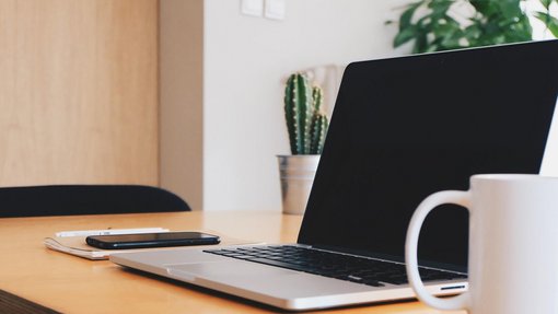 Bild zeigt Foto von einem Schreibtisch