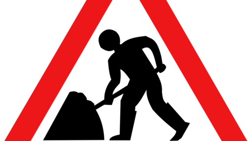 Baustelle Verkehrsschild weiß, rot, schwarz mit Person die schaufelt