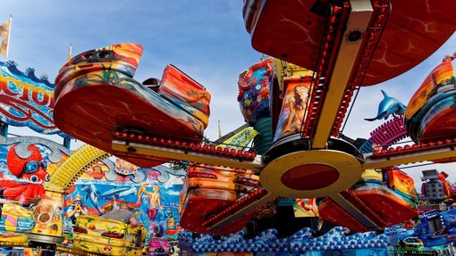 Kirmes Buntes Fahrgeschäft mit sich drehenden Kabinen
