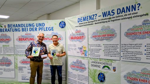Demenzausstellung 2026 Bürgermeister Christian Jung und Andreas Sauder, Landesfachstelle Demenz Saarland, präsentieren die beiden Aufstellter der Ausstellung Demenz