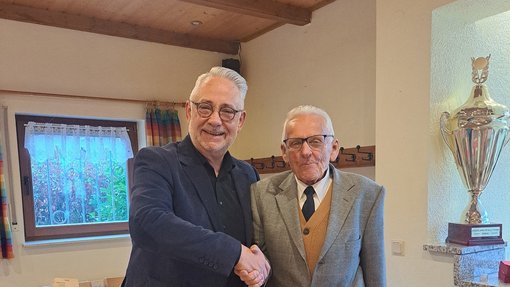 90er Geb_Schreuer_20251207 90-jähriger mit Bürgermeister Jung in einem festlich geschmückten Raum