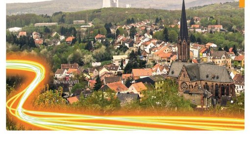 Bild zeigt ein Ortsbild mit symbolischer Glasfaserleitung