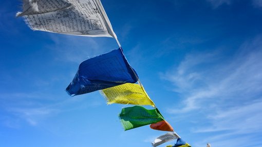 Seil an dem bunte tibetische Gebetsfahnen flattern