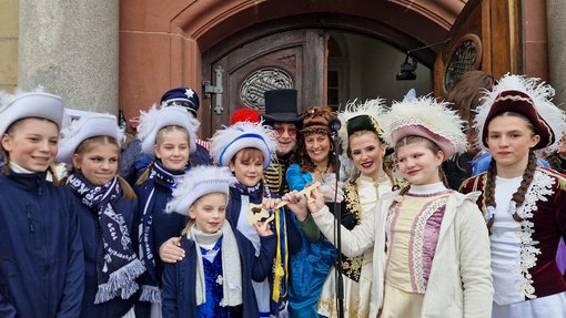 Bürgermeister und Regionalverbandspräsidentin mit Karnevalisten vorm Rathaus