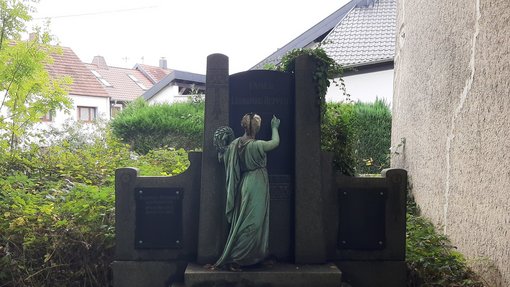 Altes Grabmal Friedhof Foto eines alten Grabmals
