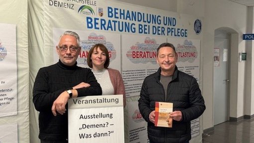 Foto zeigt Bürgermeister Jung, Daniela Motsch und den Aussteller