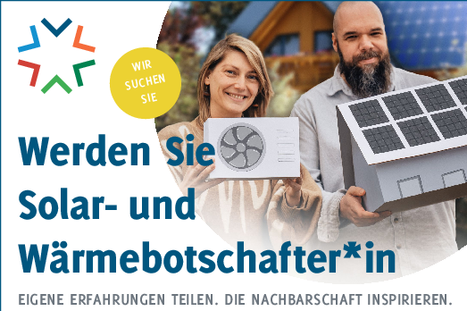 Solar-WärmebotschafterInnen gesucht Frau und Mann halten kleine Modelle einer Wärmepumpe und eines Haus mit Solardach in den Händen