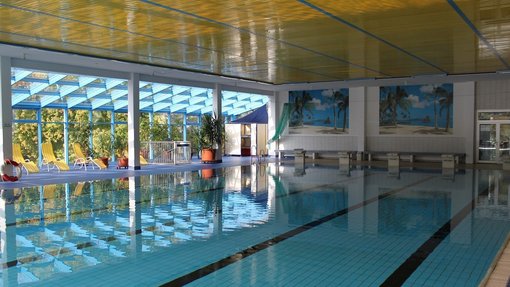 Blick in ein Hallenbad